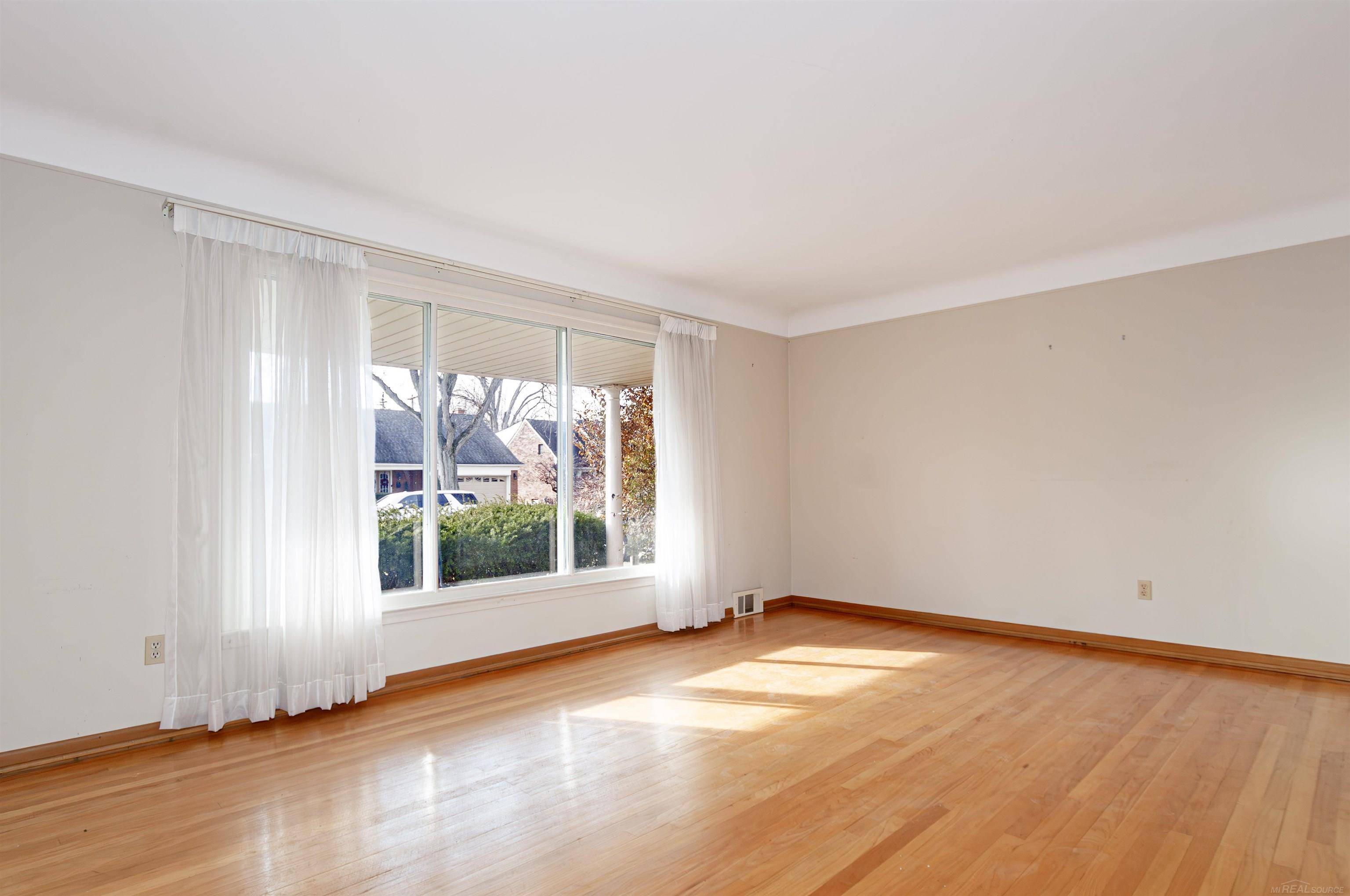 Grosse Pointe Woods, MI 48236,1376 Edmundton DR