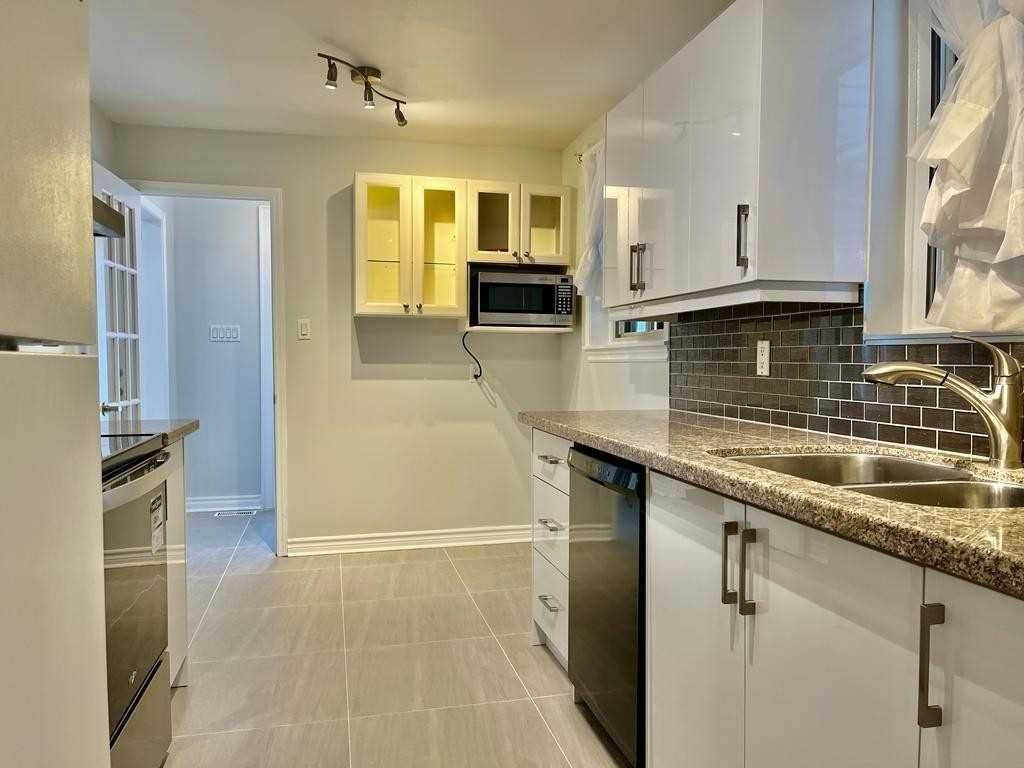 Toronto C15, ON M2H 1M7,35 Drysdale CRES