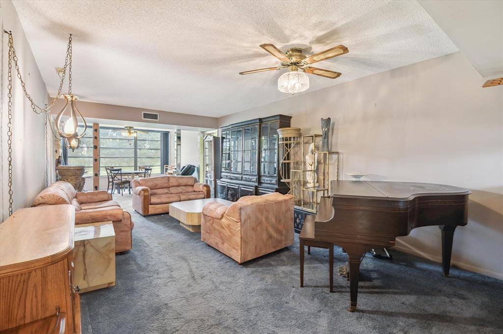 Davie, FL 33324,1502 Whitehall Dr #201