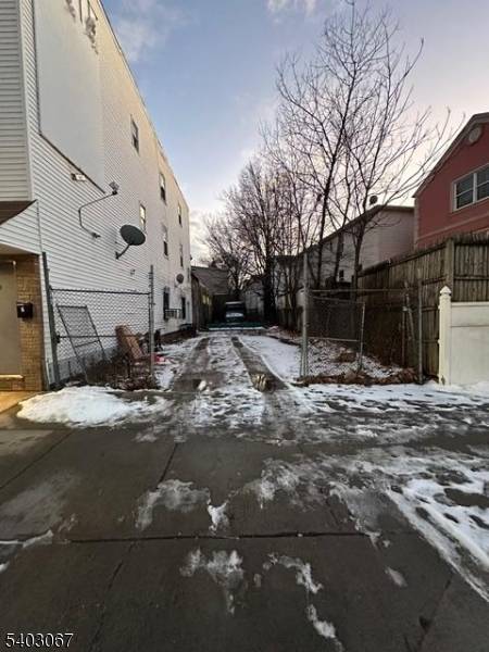 Newark City, NJ 07103,510 SO Orange Ave