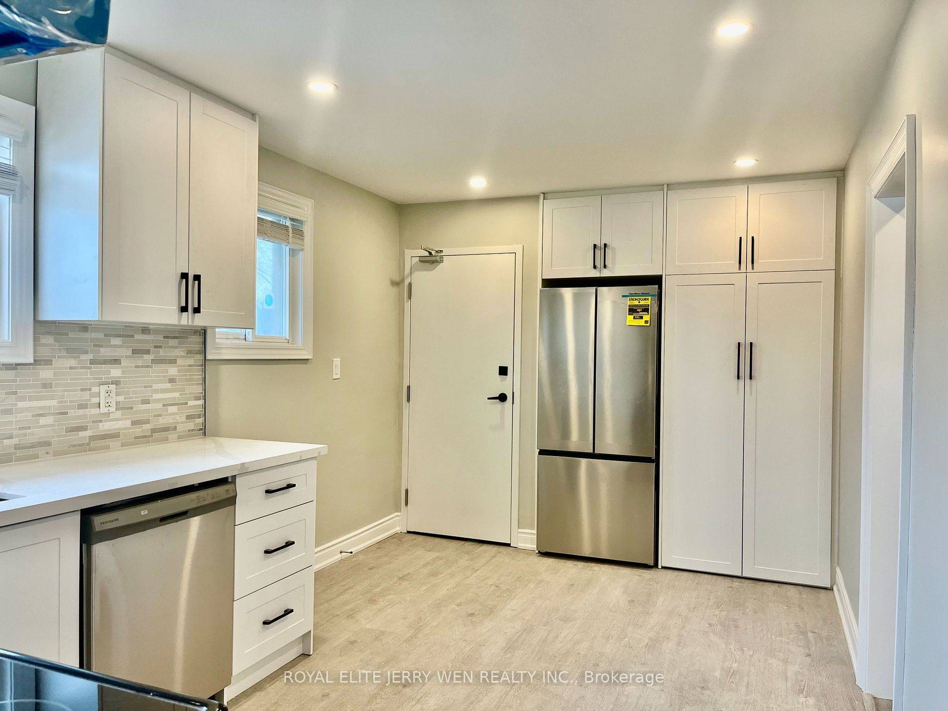 Newmarket, ON L3Y 2Z5,228 Silverbirch DR #Upper