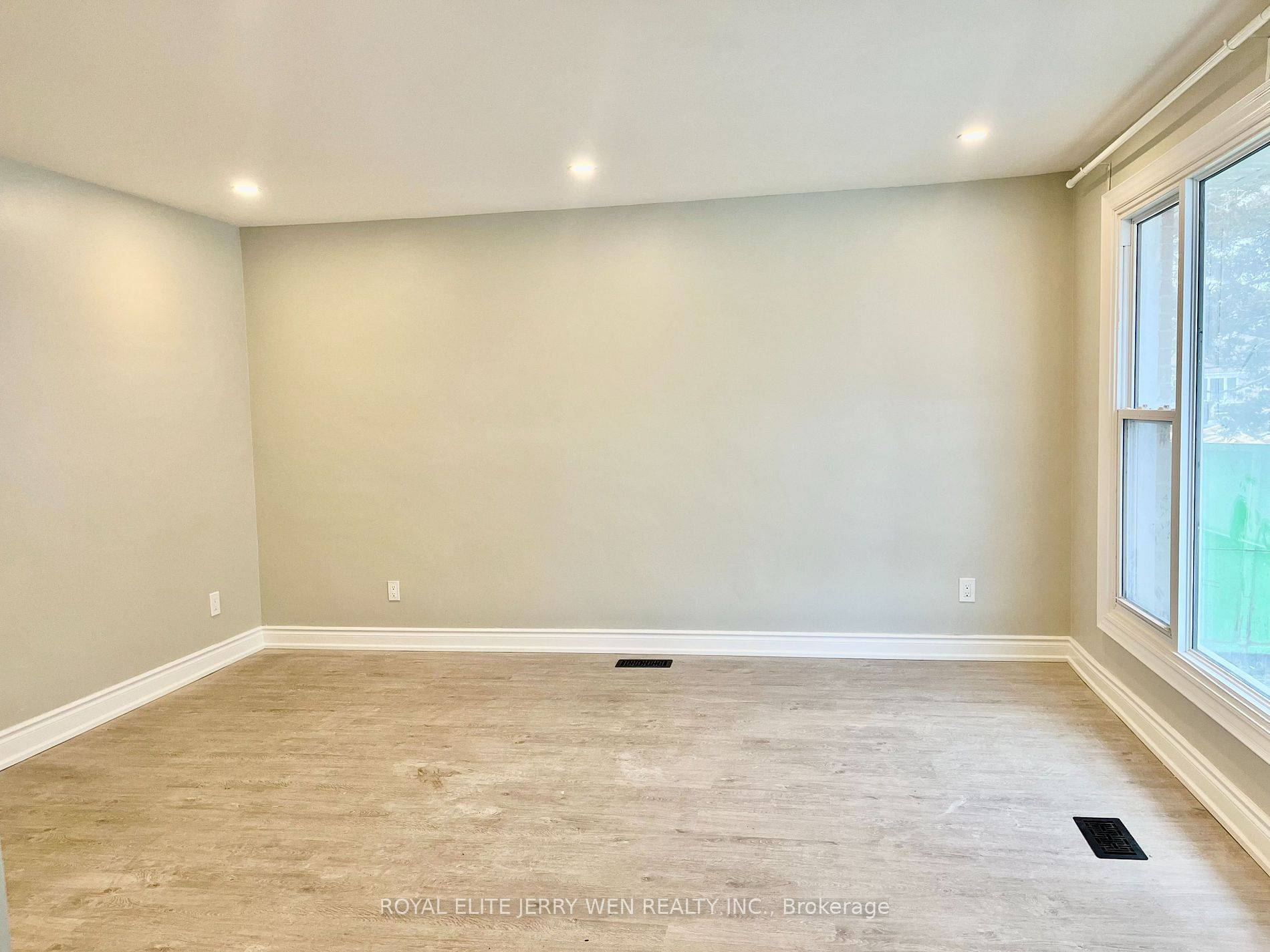 Newmarket, ON L3Y 2Z5,228 Silverbirch DR #Upper