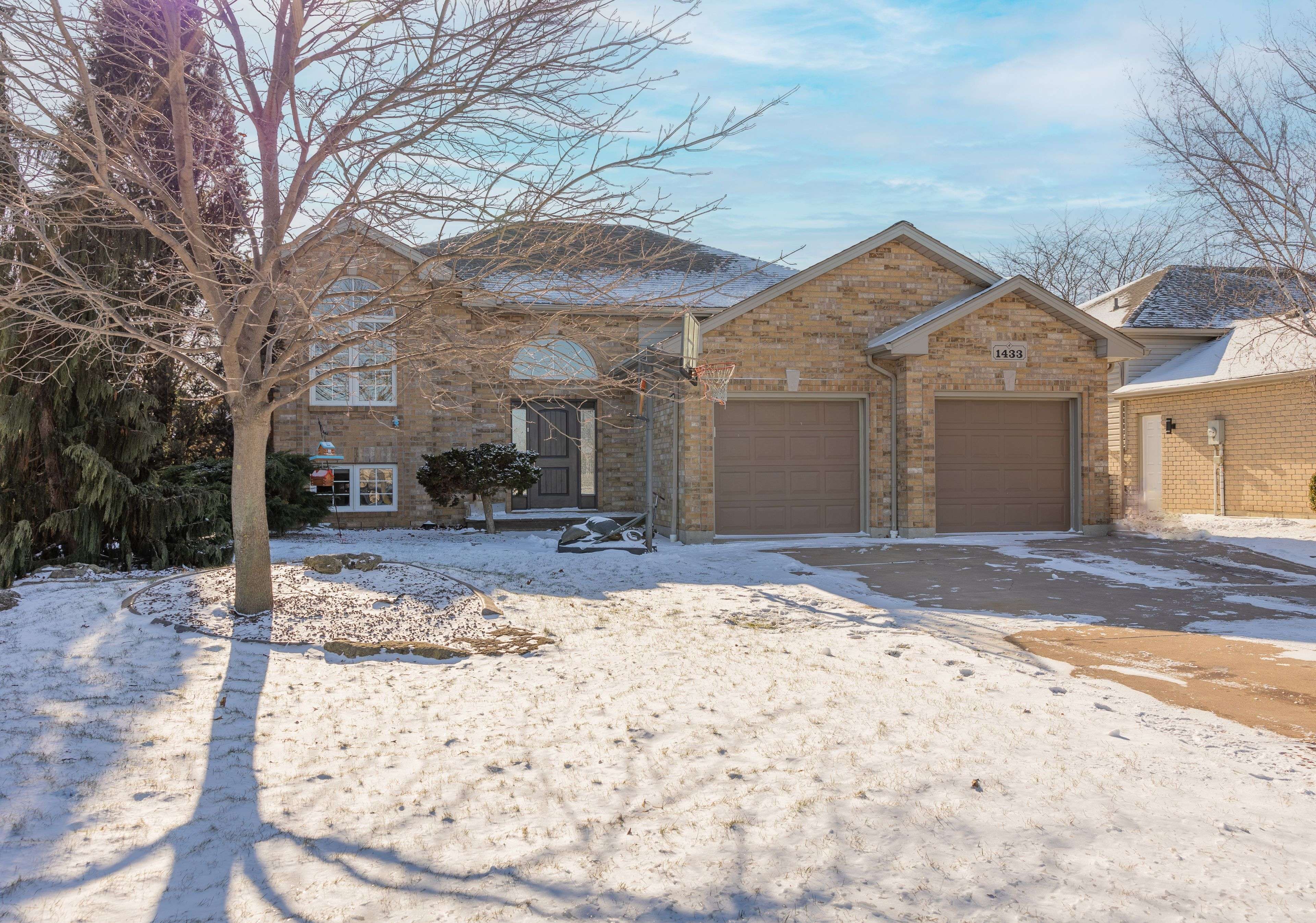 Lakeshore, ON N8L 0R3,1433 Girard DR