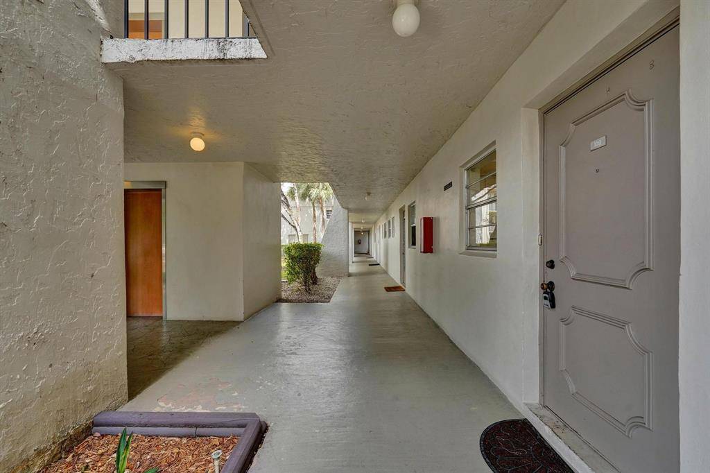 Davie, FL 33324,9440 Poinciana Pl #109