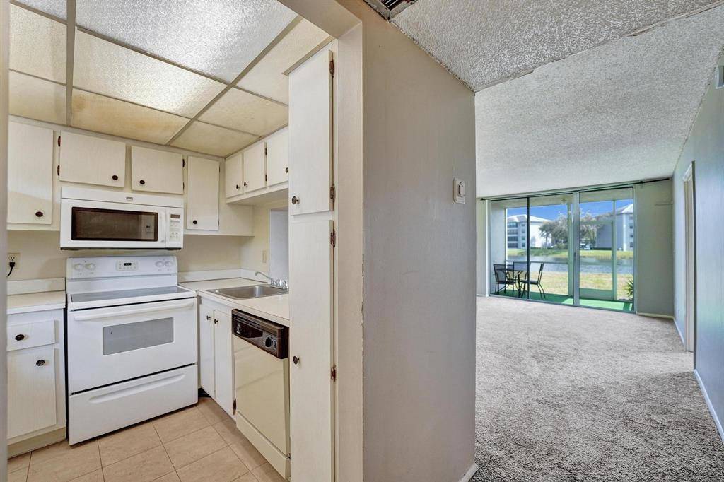 Davie, FL 33324,9440 Poinciana Pl #109