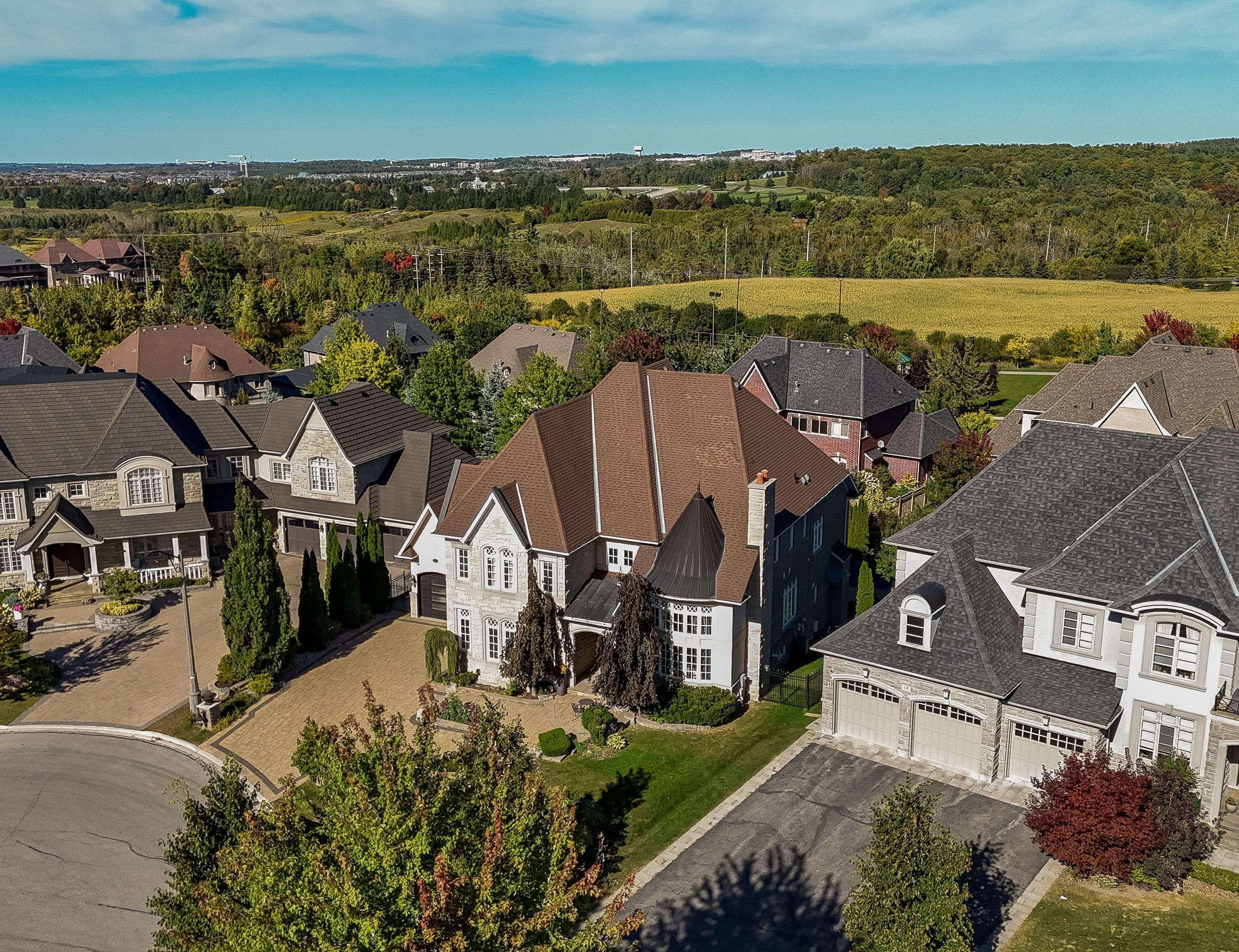 Aurora, ON L4G 0K4,22 Longthorpe CT