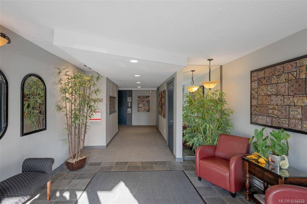 Victoria, BC V8V 3A5,1024 Fairfield Rd #204