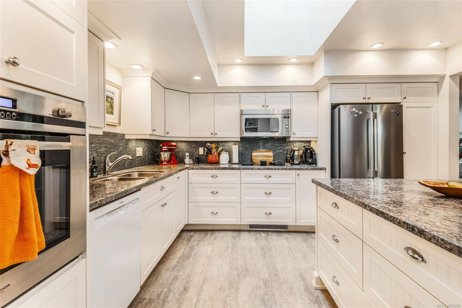 Qualicum Beach, BC V9K 1J1,637 Pine St