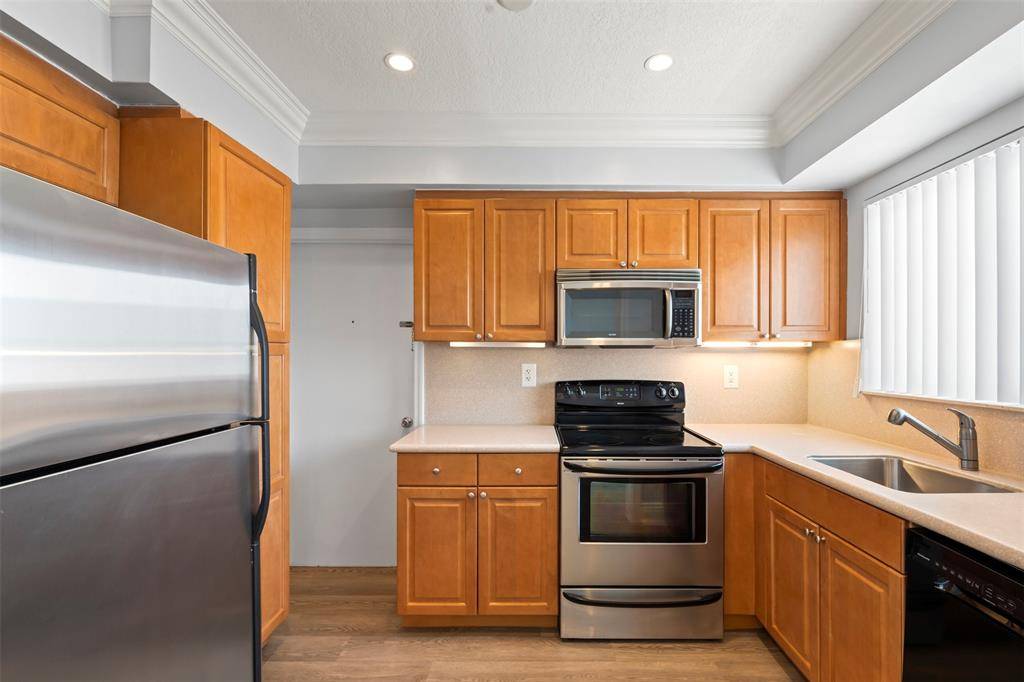 Bal Harbour, FL 33154,9930 Collins Ave #3