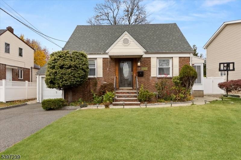 Elmwood Park Boro, NJ 07407,43 Birchwood Dr