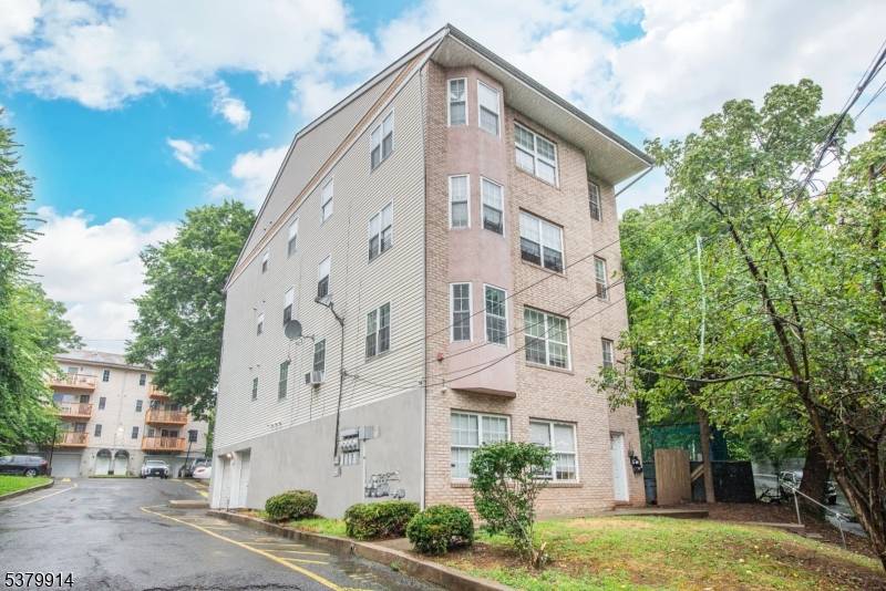 East Orange City, NJ 07017,23 Parkway Dr