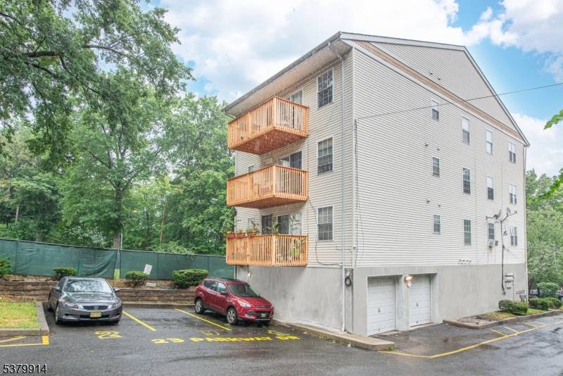 East Orange City, NJ 07017,23 Parkway Dr