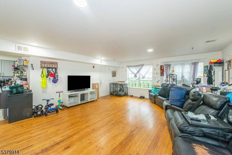 East Orange City, NJ 07017,23 Parkway Dr