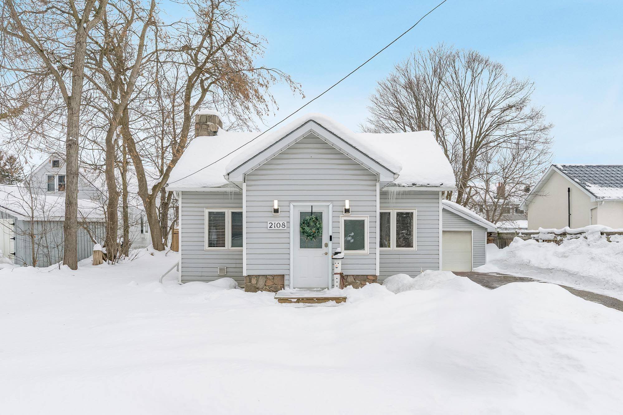 Innisfil, ON L9S 1K4,2108 Victoria ST