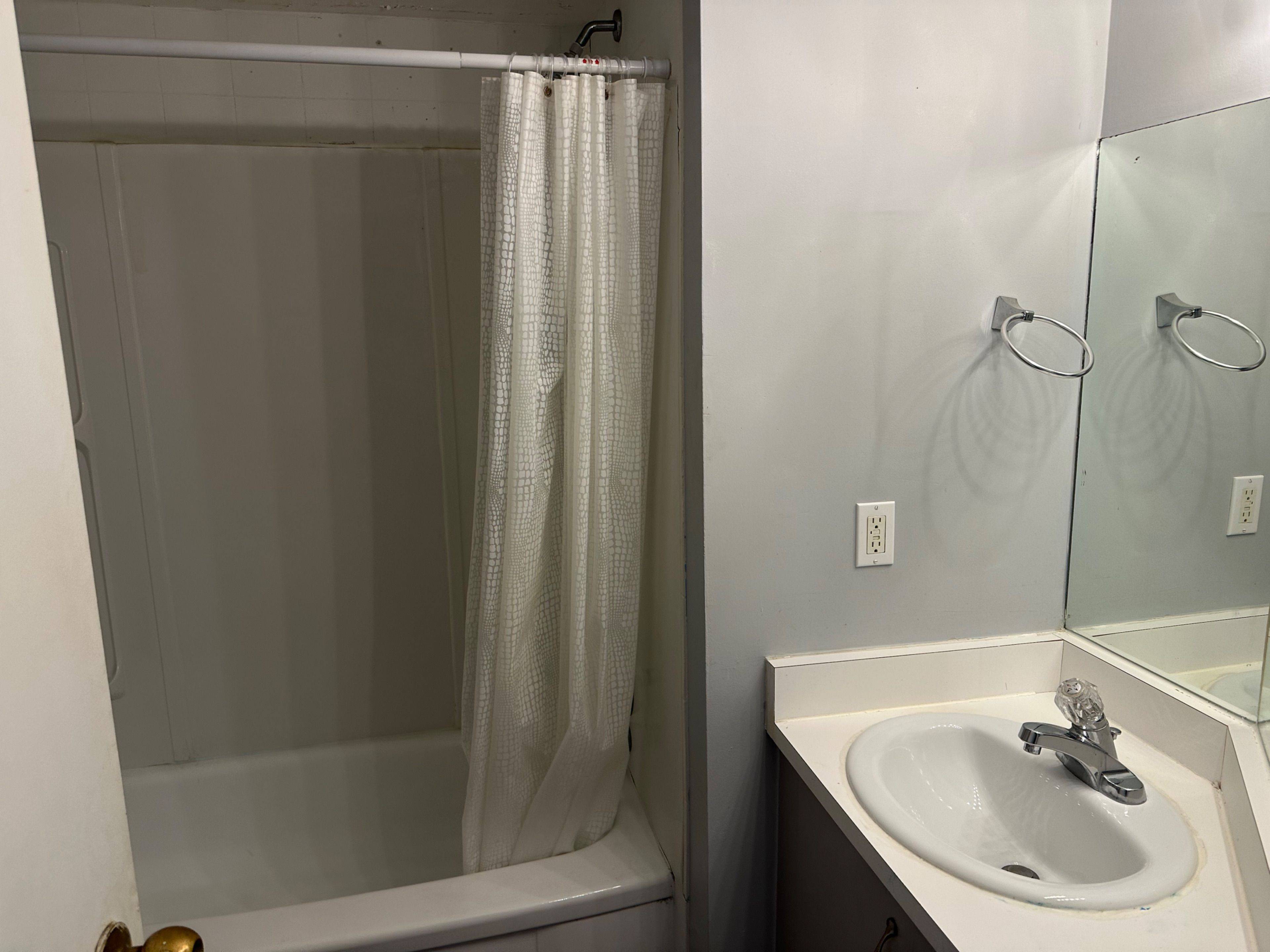 Halton Hills, ON L7G 3G9,7 Main ST N #4