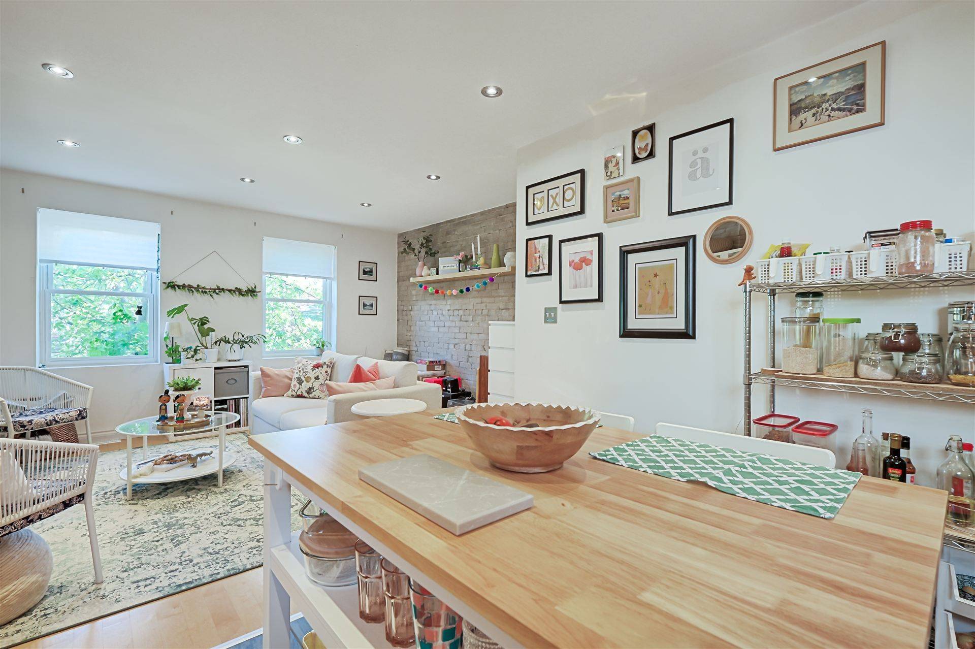 Toronto E02, ON M4L 2C1,1926 Gerrard ST E