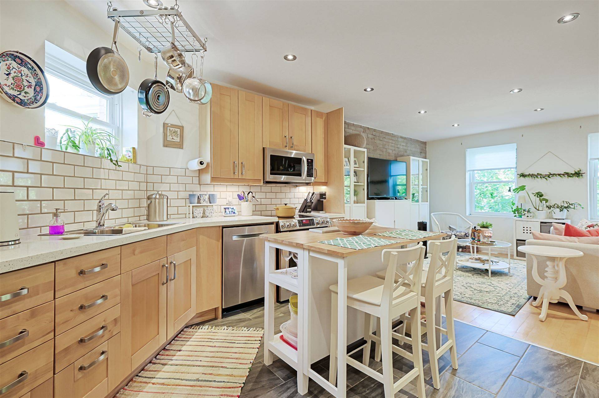 Toronto E02, ON M4L 2C1,1926 Gerrard ST E