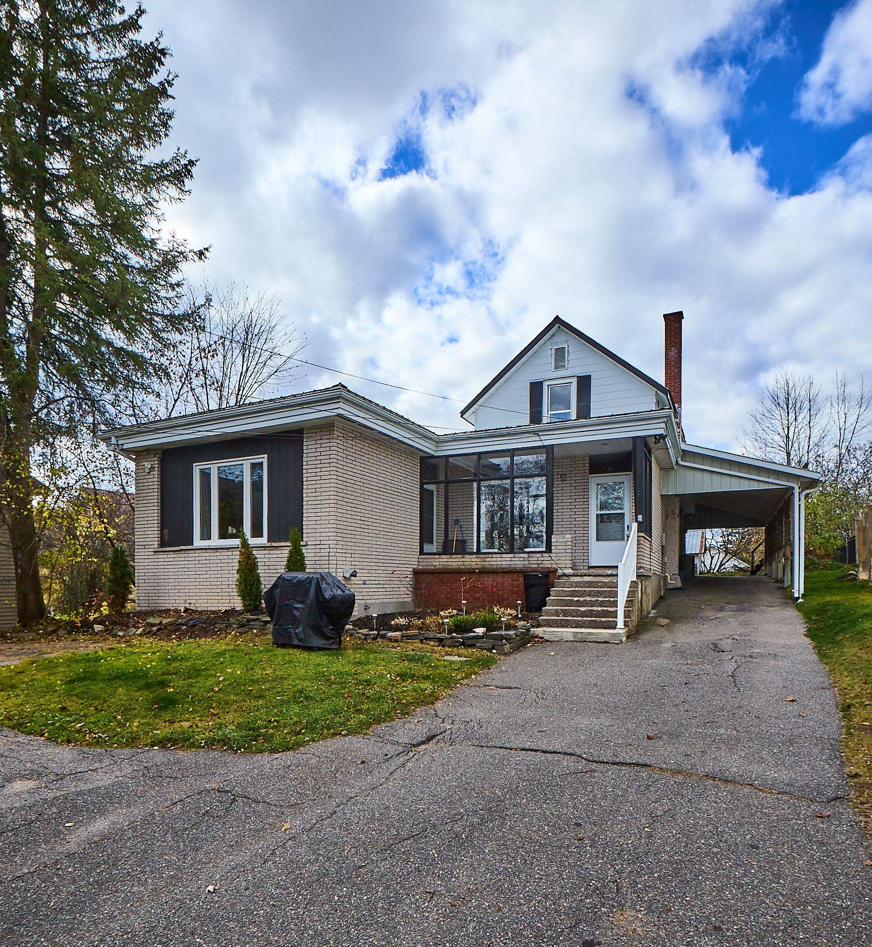 Huntsville, ON P1H 1X6,21 West ST N