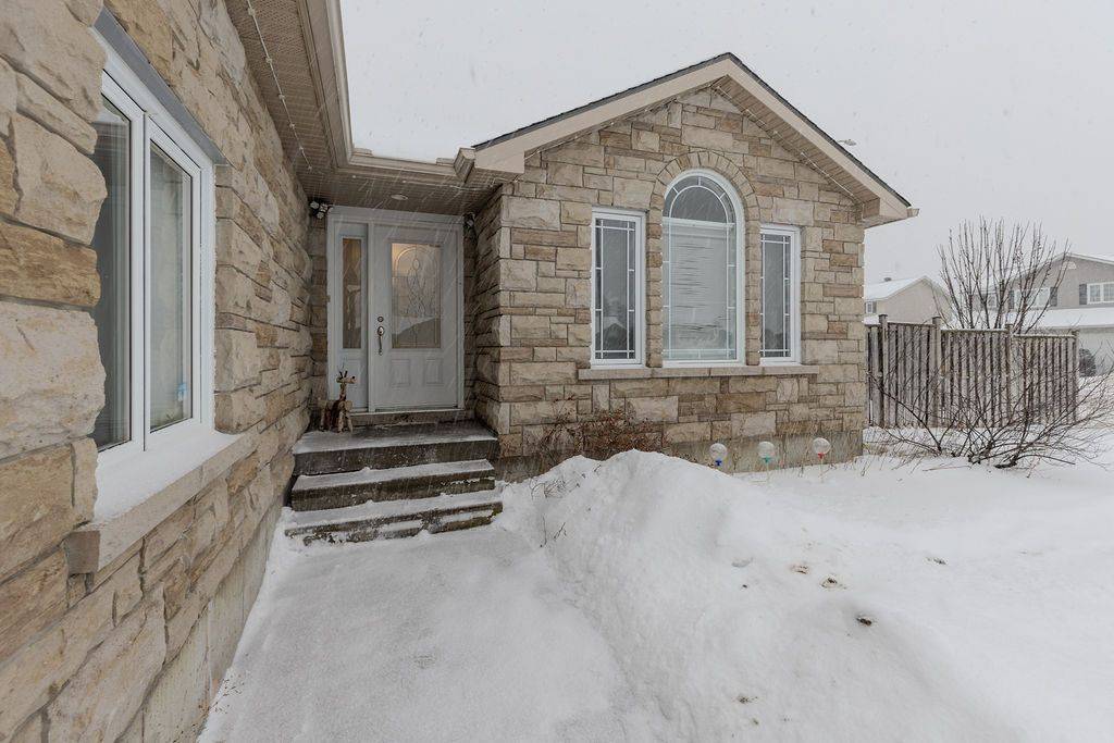 Petawawa, ON K8H 0A5,1043 Limestone TRL E