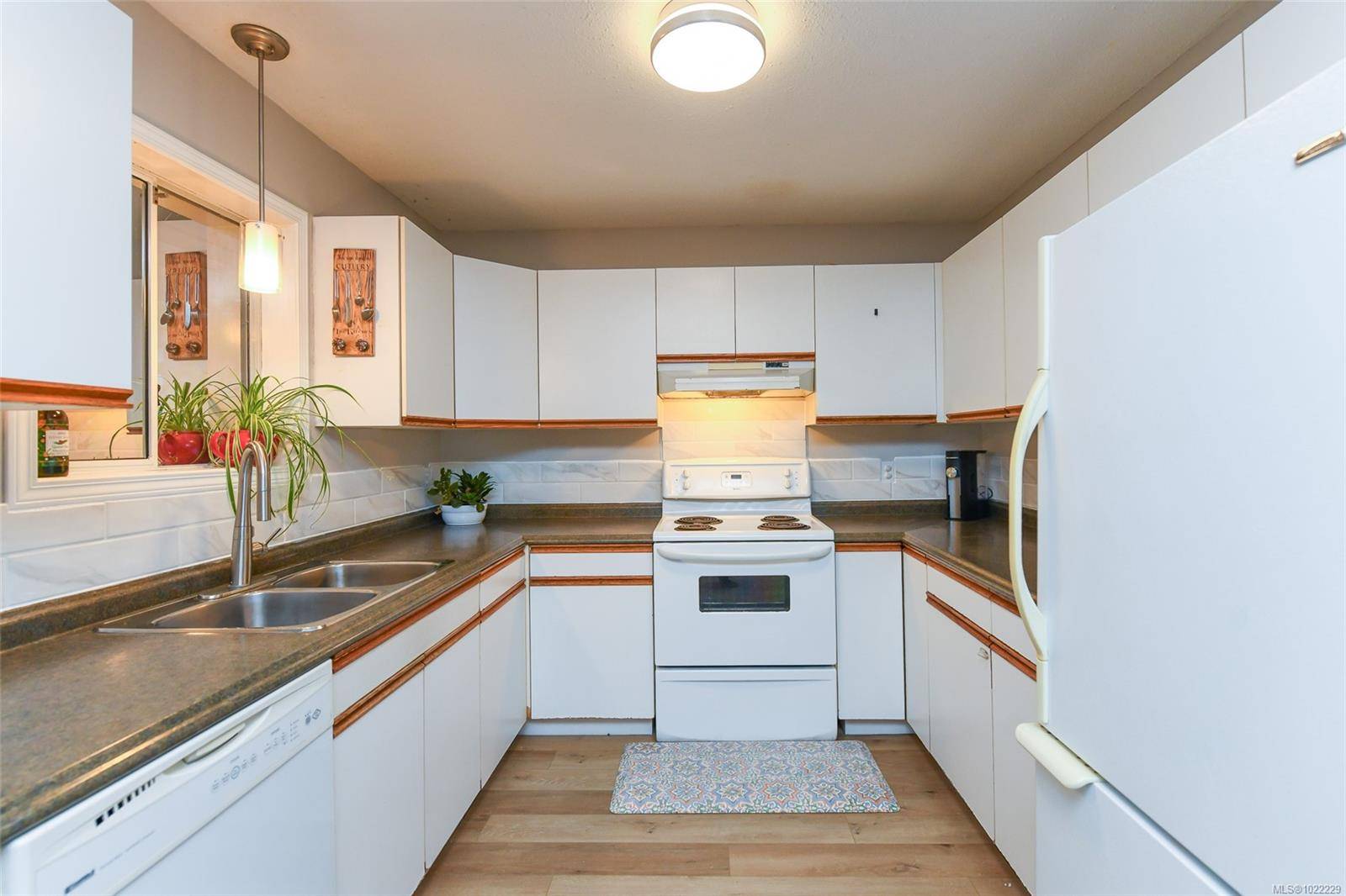 Courtenay, BC V9N 3M7,2215 Willemar Ave #B