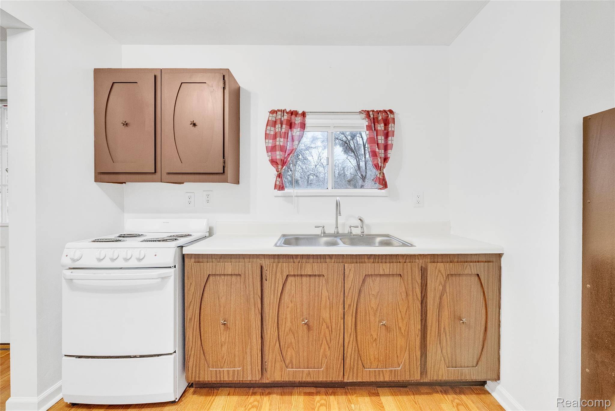 Waterford, MI 48329,6522 Saline DR