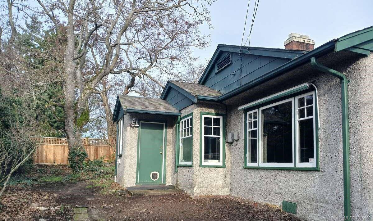 Oak Bay, BC V8R 1M1,2120 Byron St