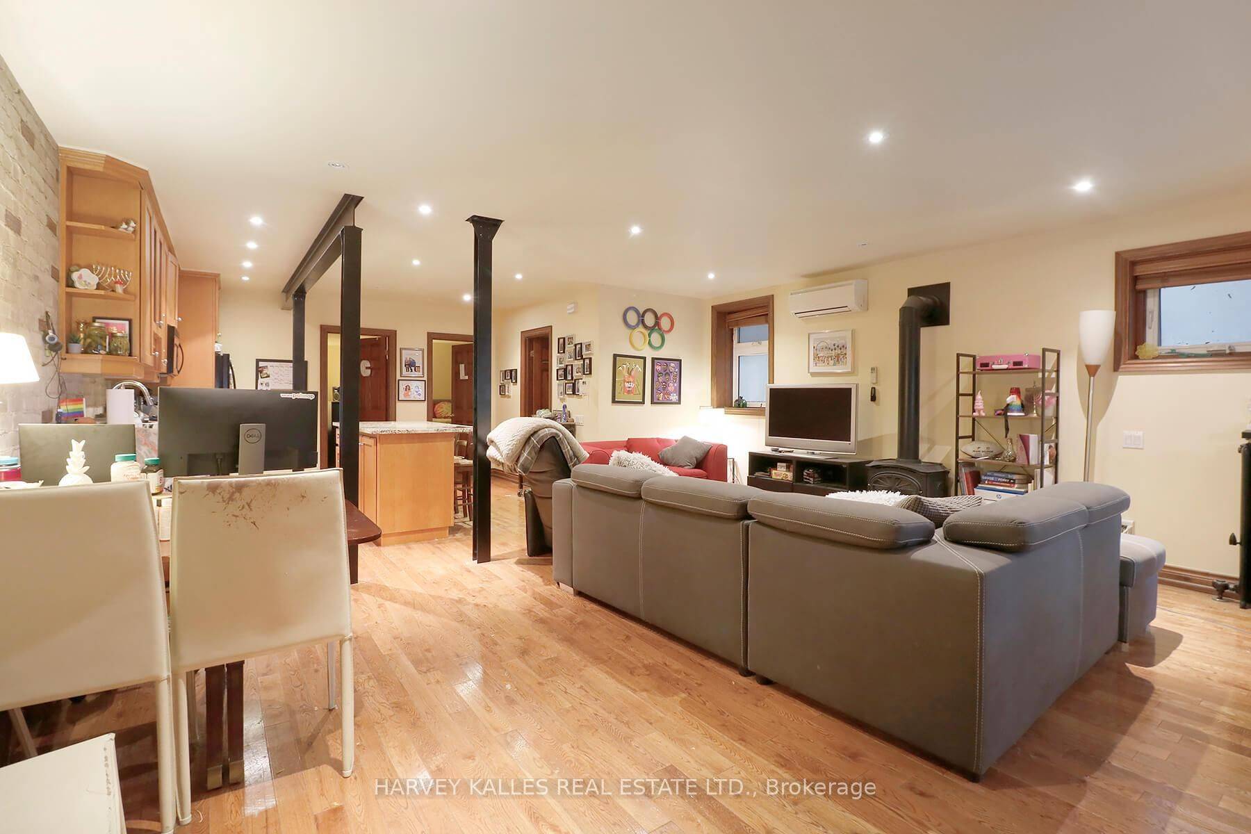 Toronto C02, ON M5R 3E9,152 Hilton AVE #1