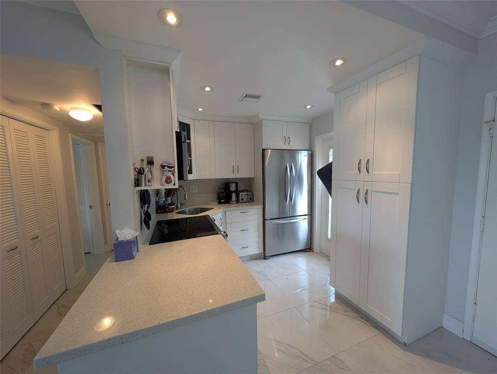 Hallandale Beach, FL 33009,3209 S Ocean Dr #4E