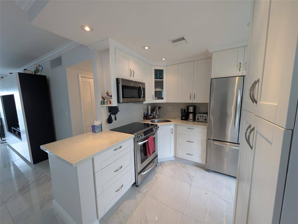 Hallandale Beach, FL 33009,3209 S Ocean Dr #4E