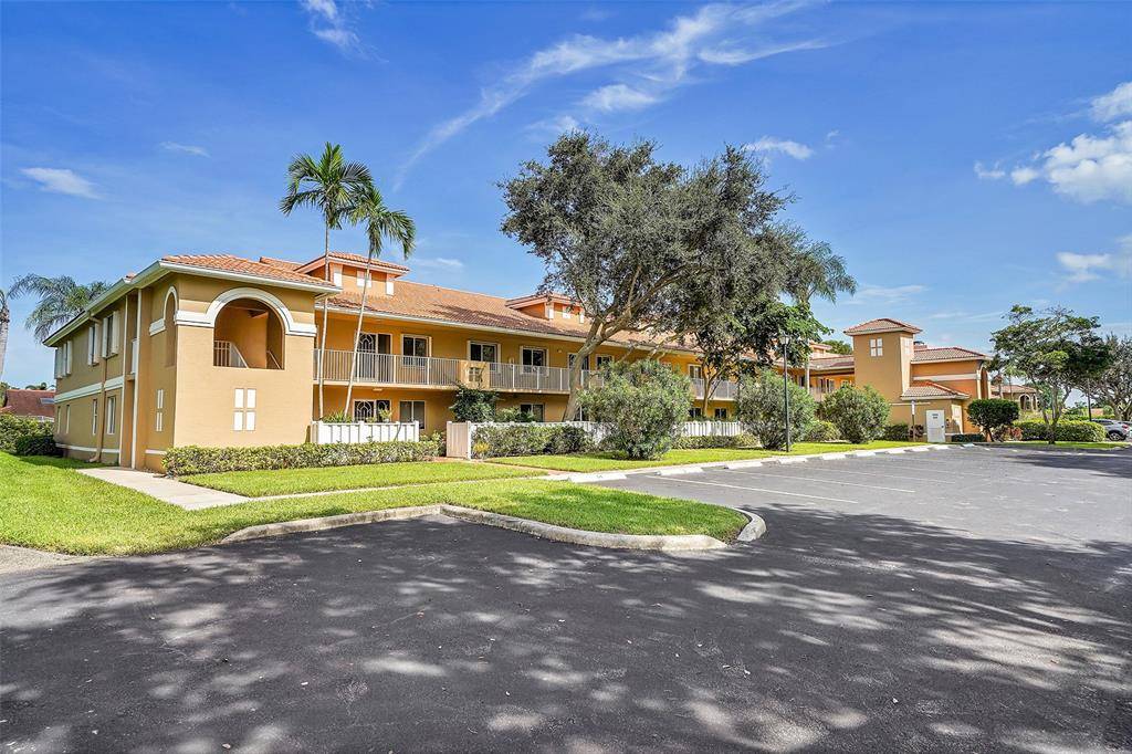 Boynton Beach, FL 33437,5876 Regal Glen Dr #201