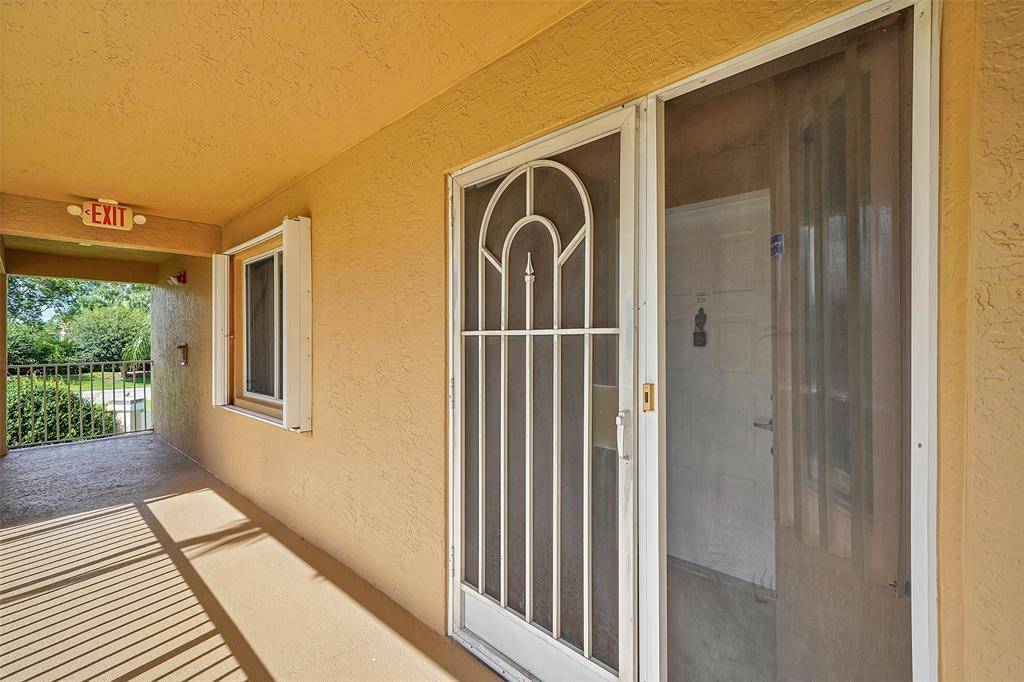 Boynton Beach, FL 33437,5876 Regal Glen Dr #201