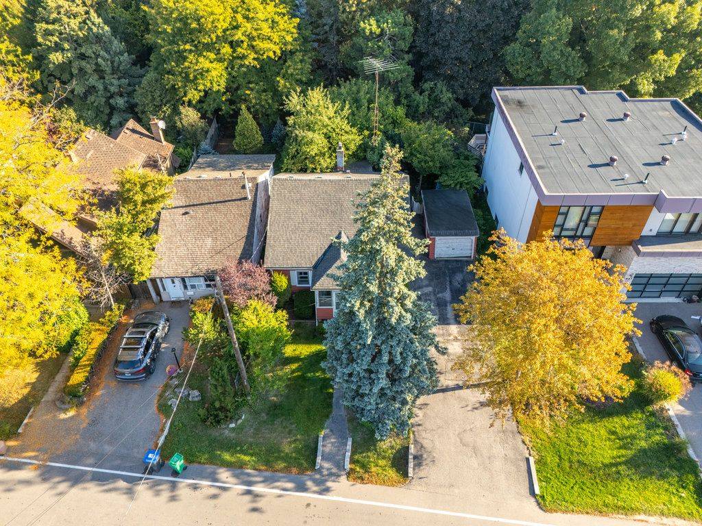 Mississauga, ON L5G 4E3,945 BEECHWOOD AVE