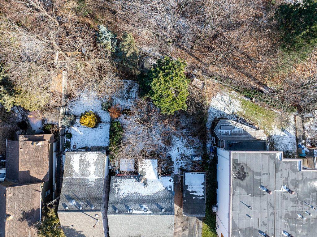 Mississauga, ON L5G 4E3,945 BEECHWOOD AVE