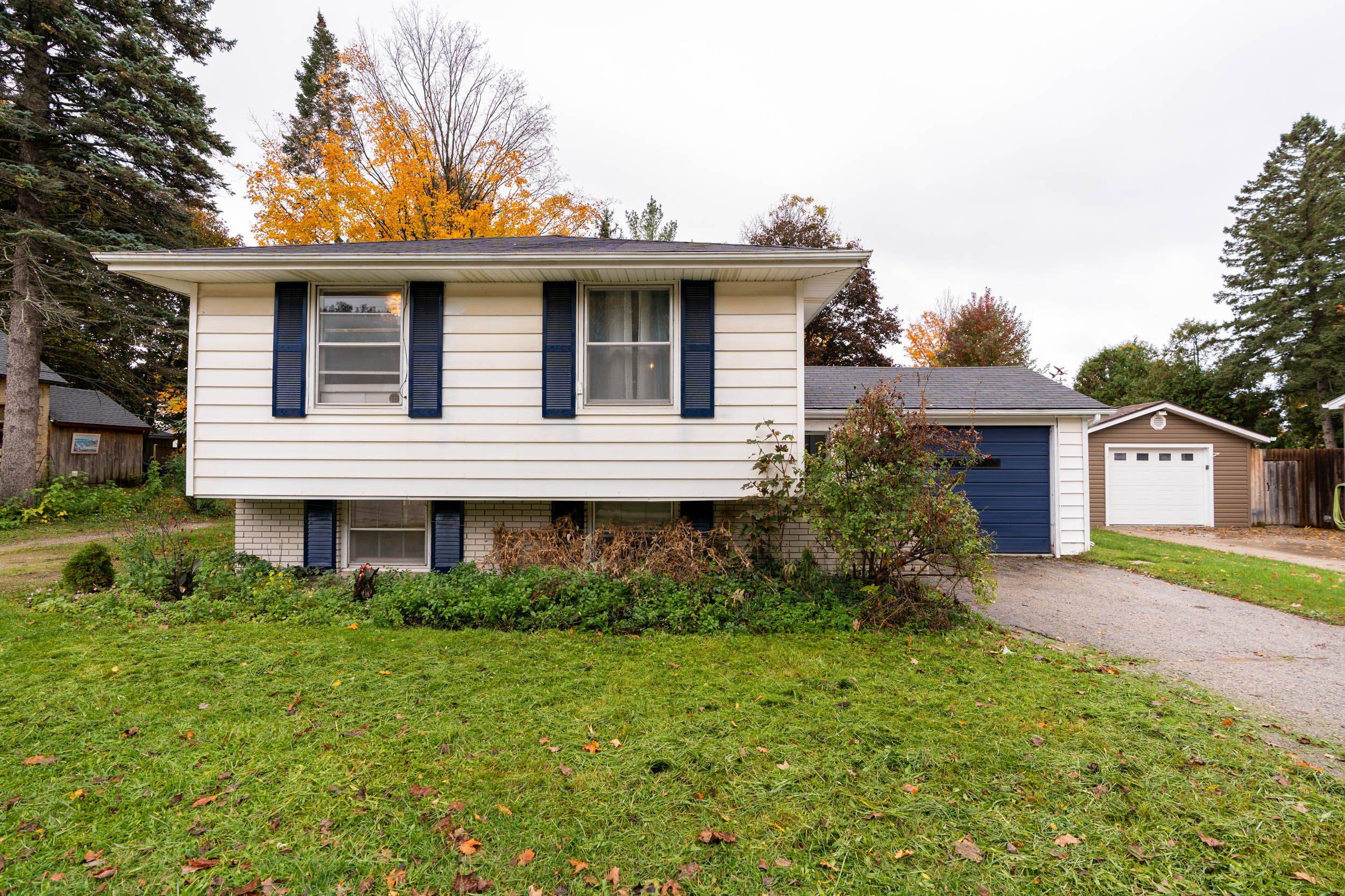 Saugeen Shores, ON N0H 2C0,698 Gustavus ST