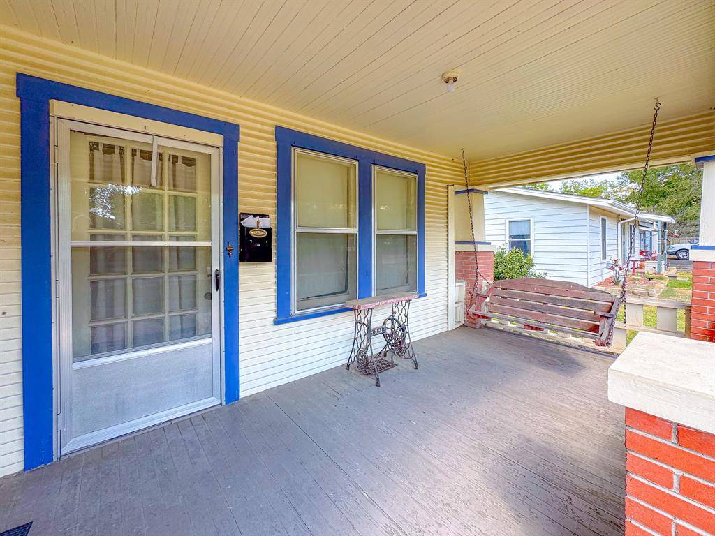 Kerens, TX 75144,512 SW 2nd Street