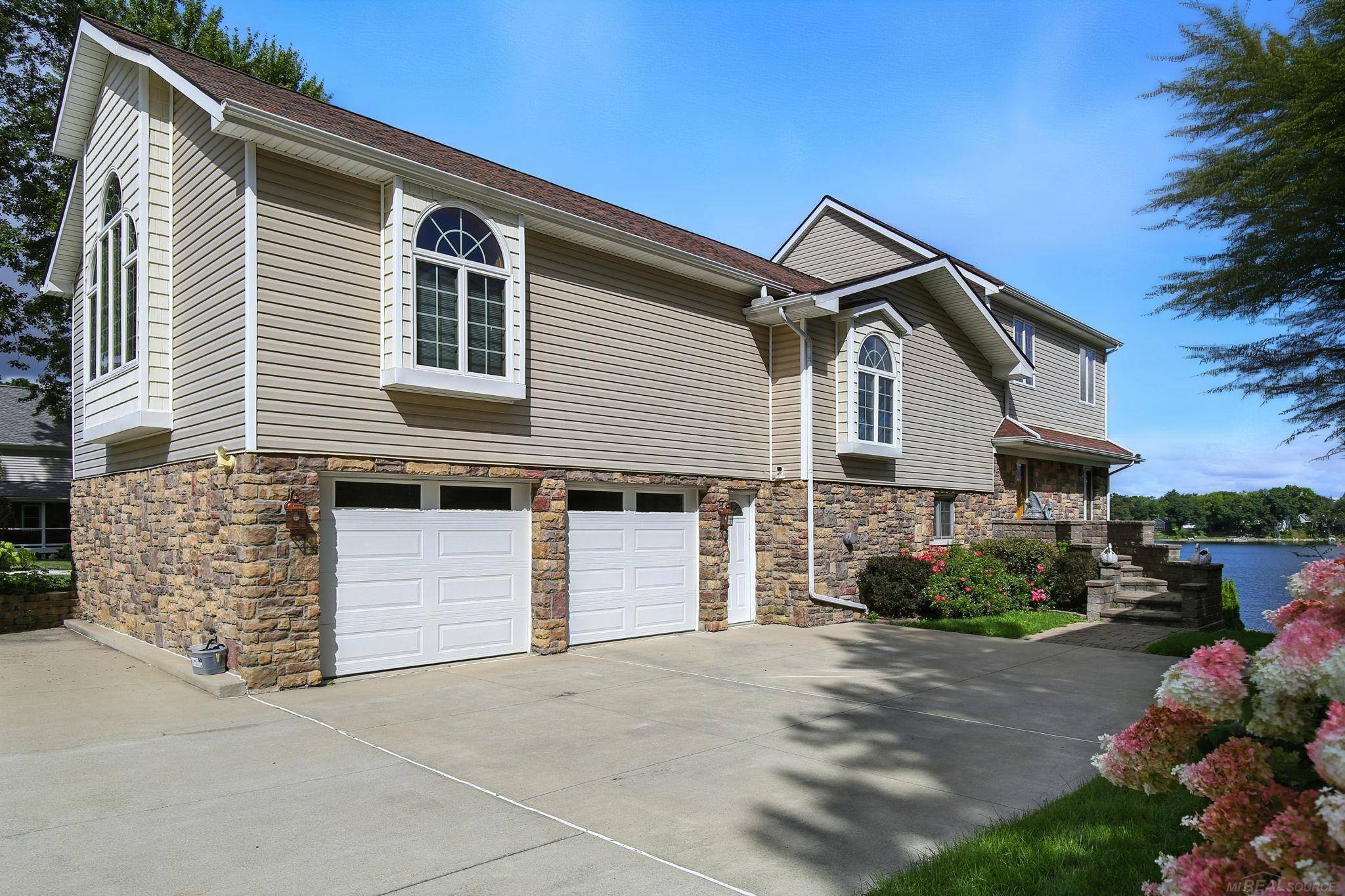 Waterford, MI 48328,3160 Lexington DR