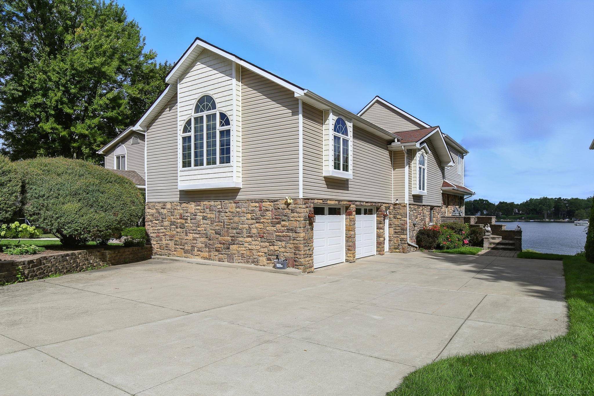 Waterford, MI 48328,3160 Lexington DR