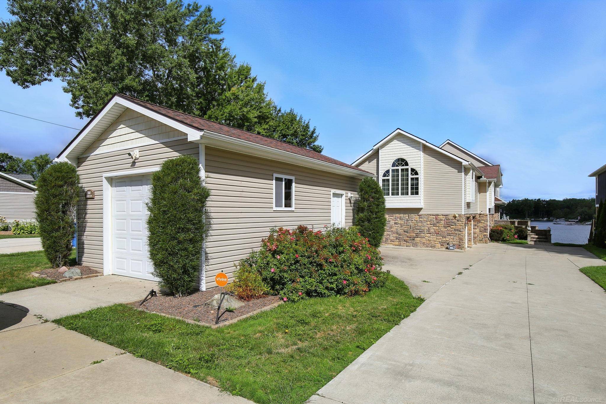 Waterford, MI 48328,3160 Lexington DR