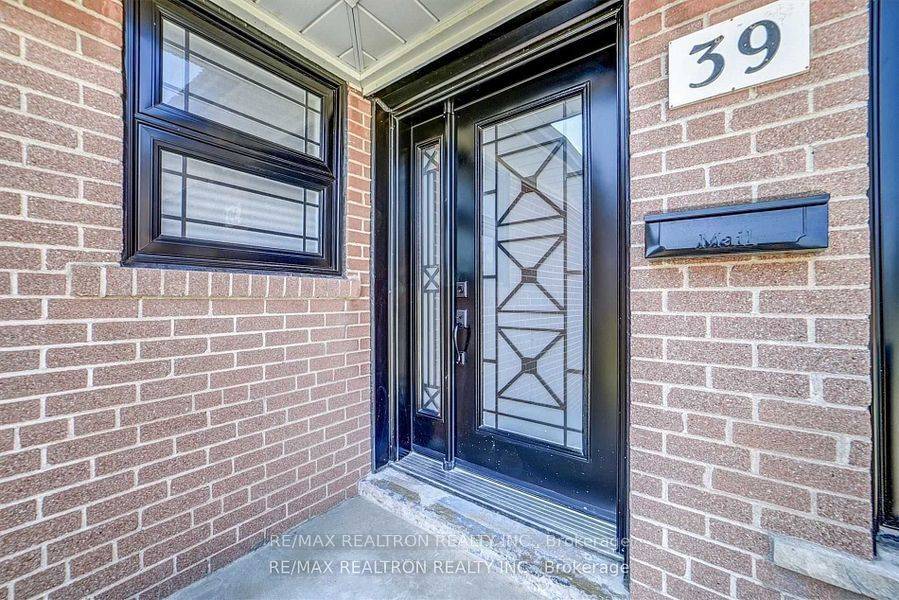 Toronto E09, ON M1H 2P4,39 Aveline CRES #Main