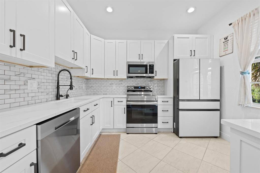 Davie, FL 33314,6951 Lakeside Circle N #216-2