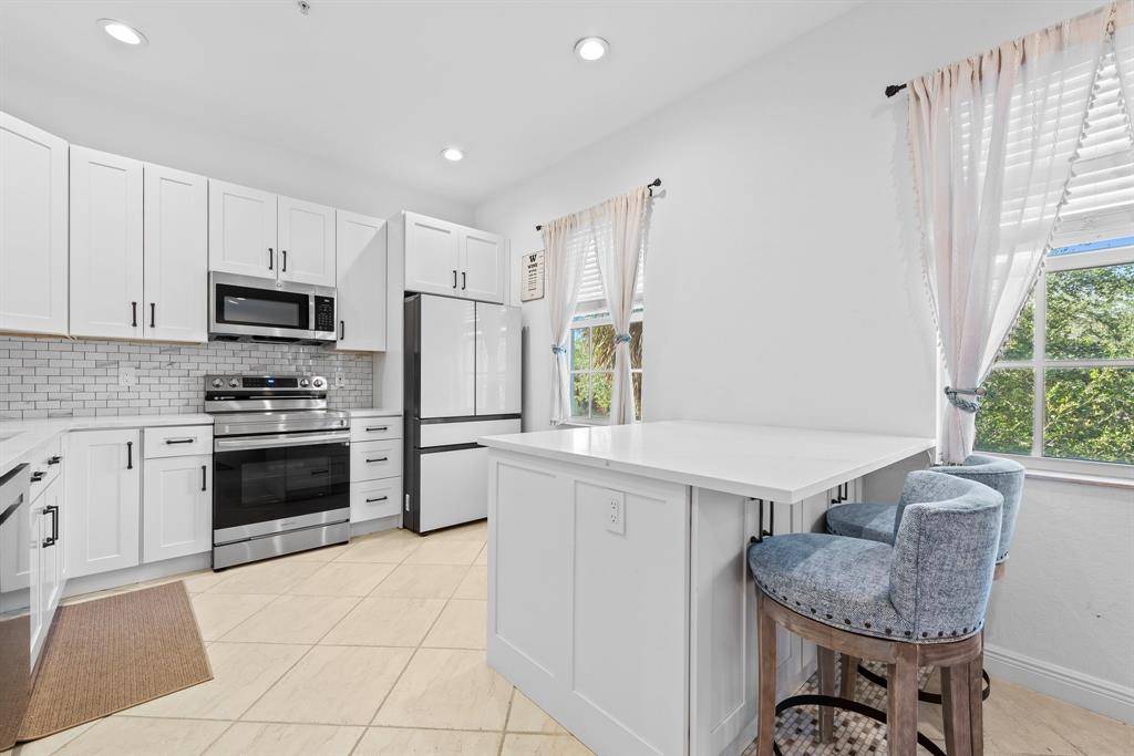 Davie, FL 33314,6951 Lakeside Circle N #216-2