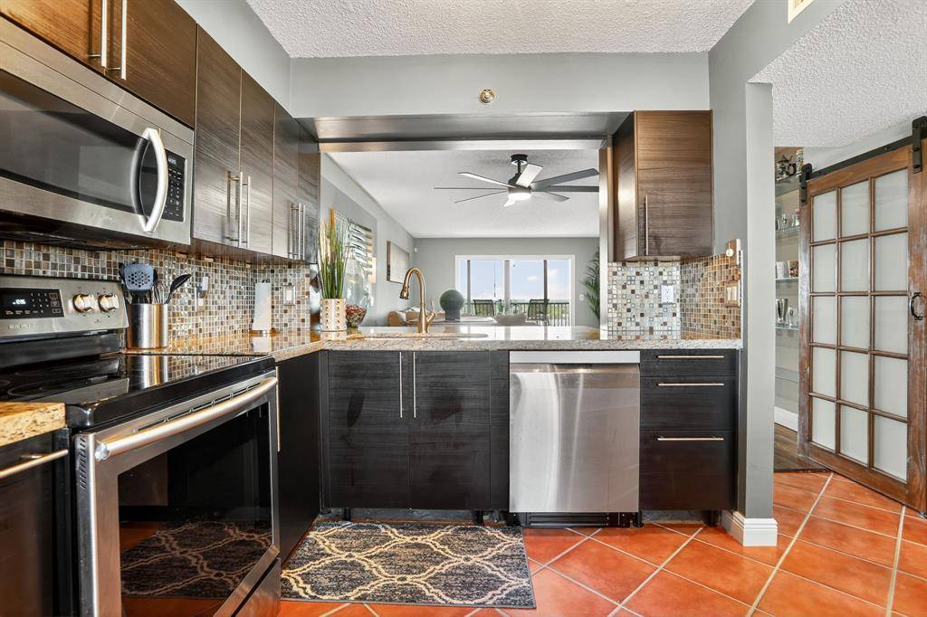 Pompano Beach, FL 33069,2202 S Cypress Bend Dr #906