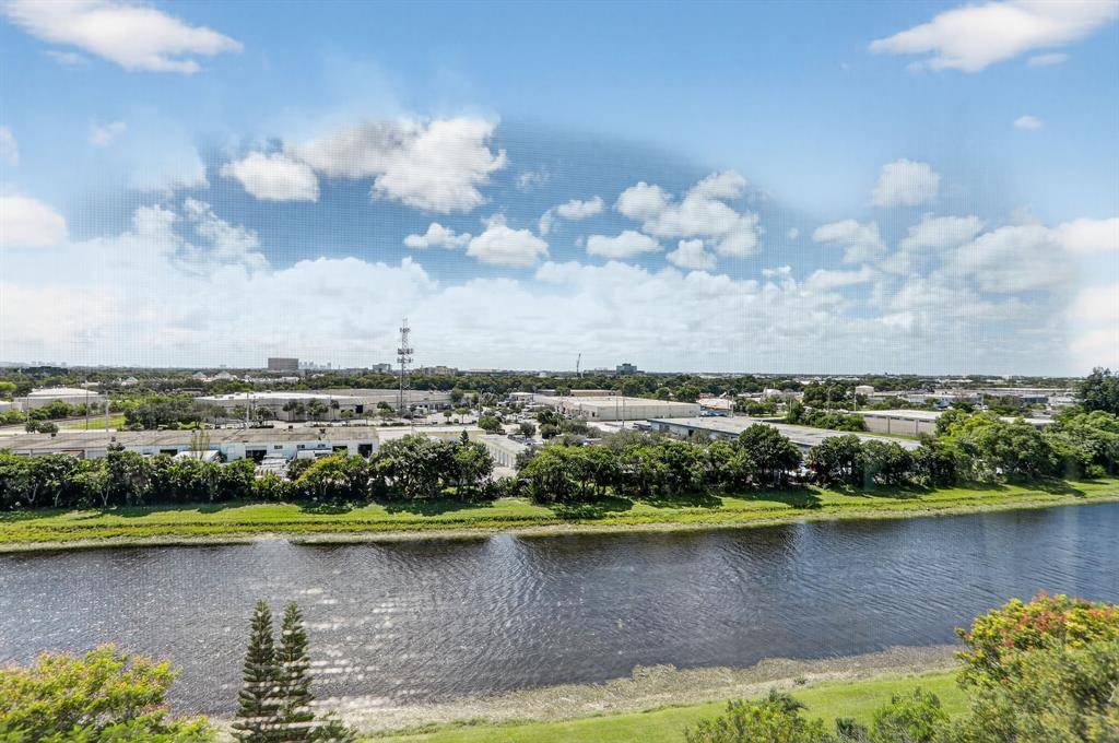 Pompano Beach, FL 33069,2202 S Cypress Bend Dr #906