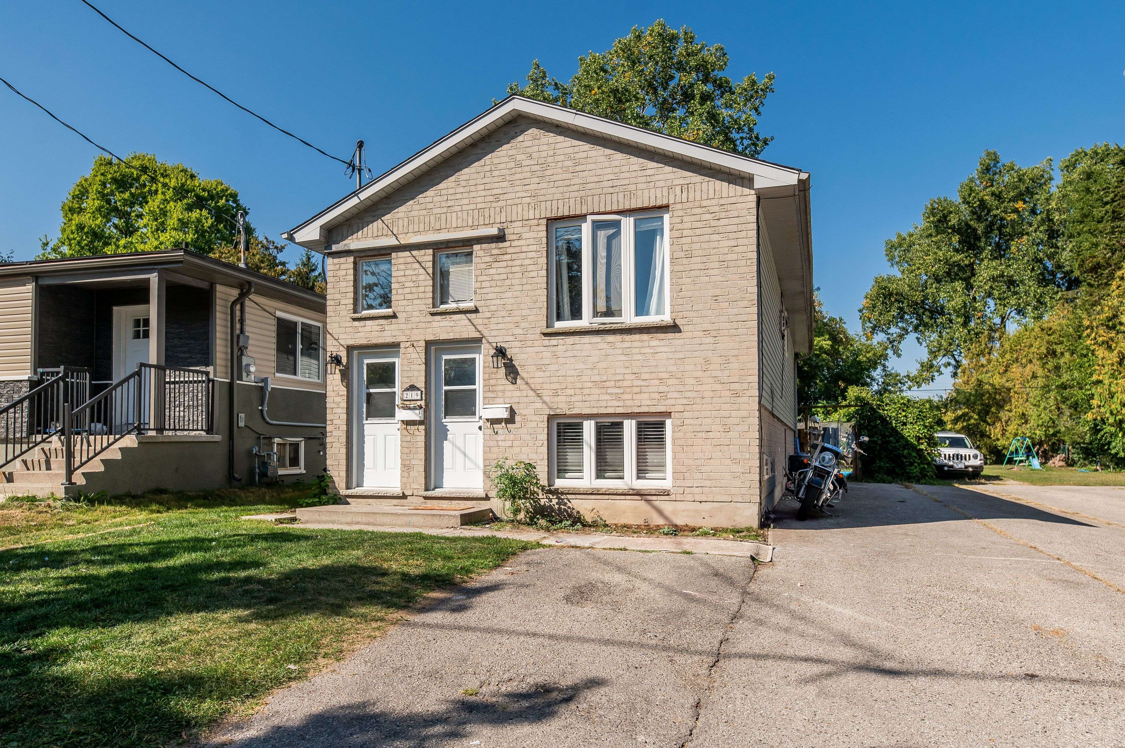 London South, ON N5Z 3L5,219 Emerson AVE #1