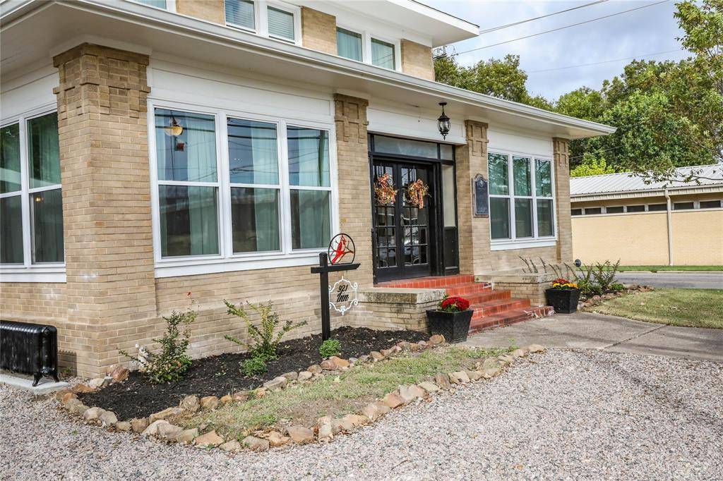 Bonham, TX 75418,921 N Center Street