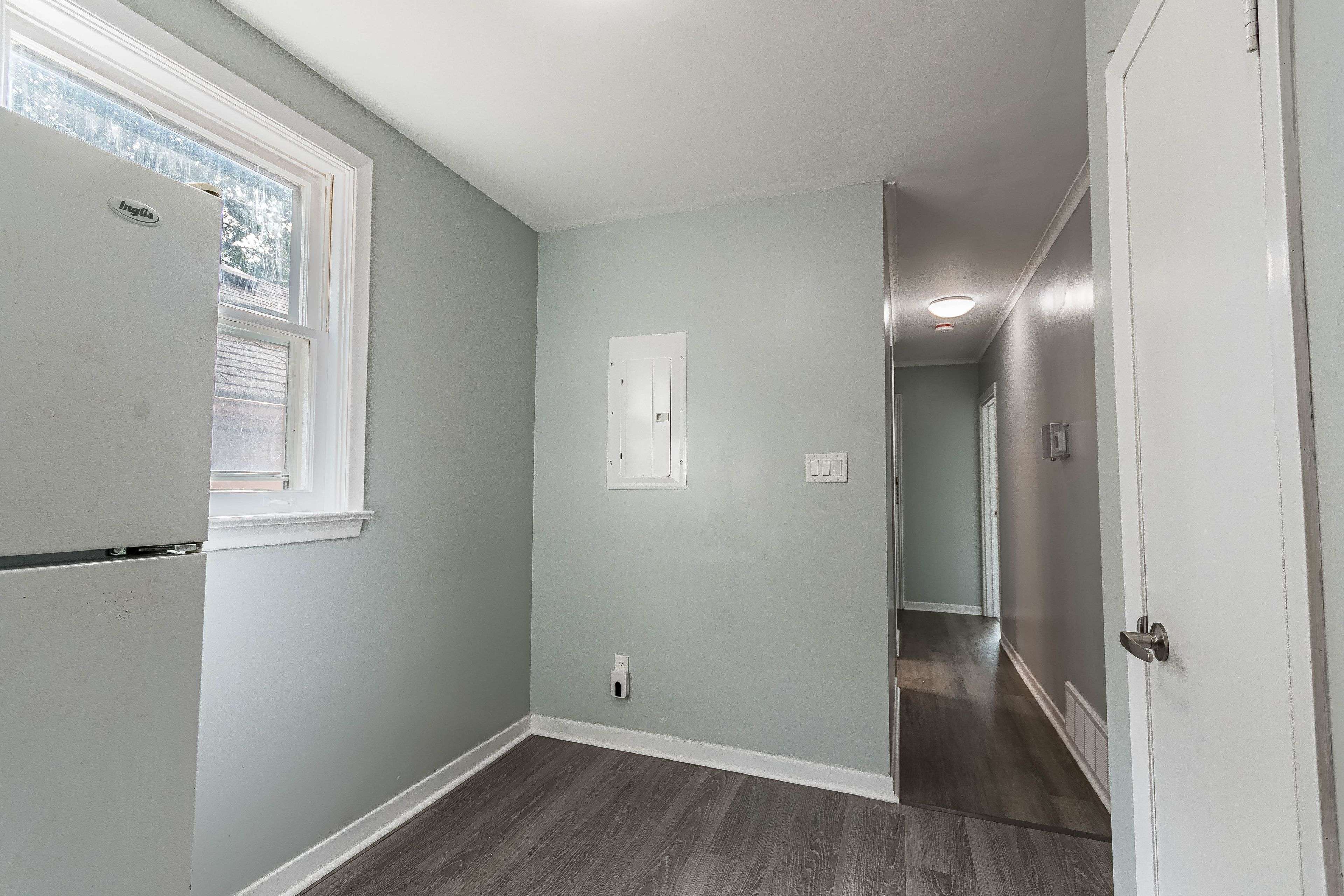 Toronto W06, ON M8V 1W1,144 Lake CRES #Main