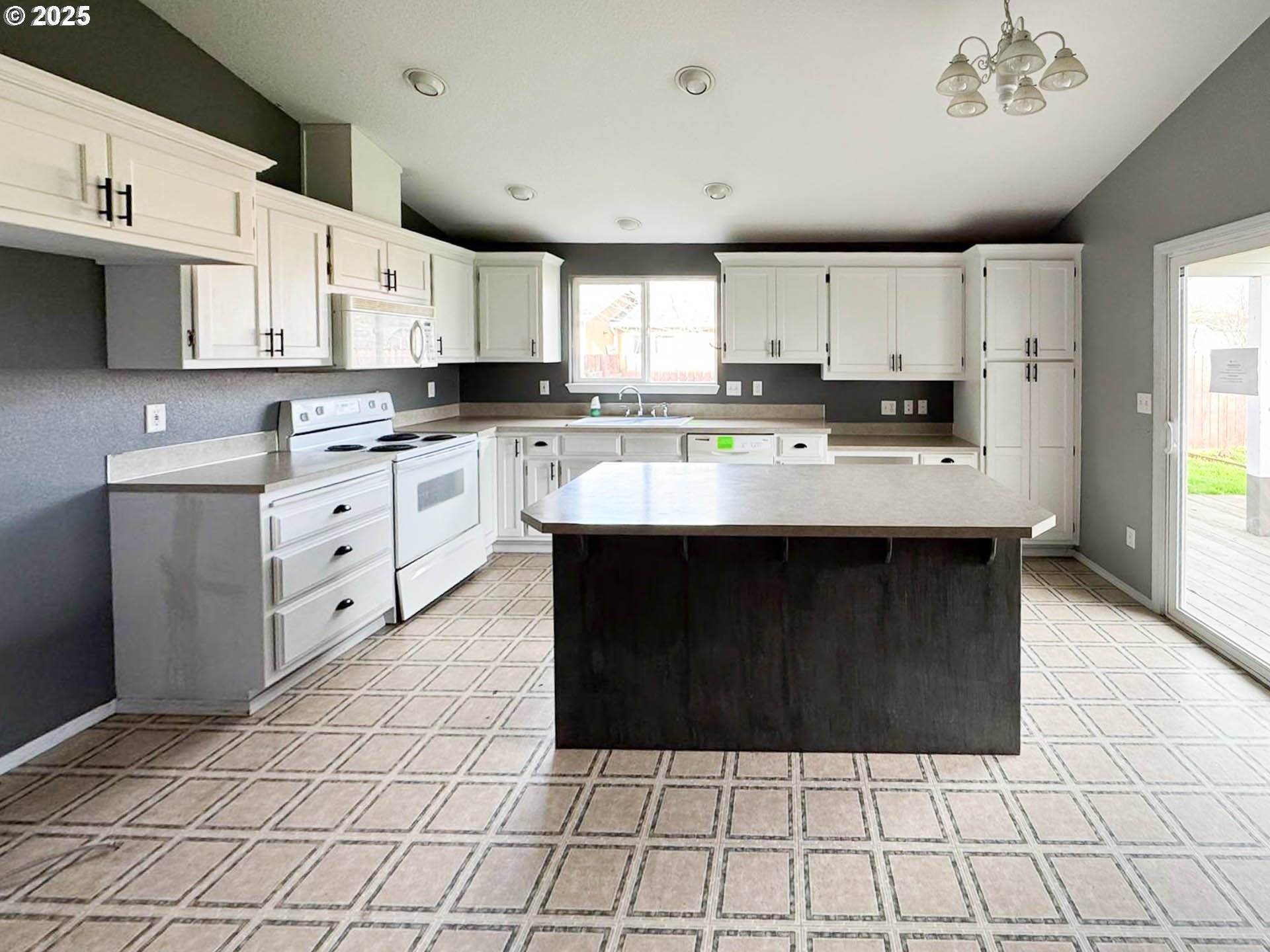 Molalla, OR 97038,513 PEGASUS CT