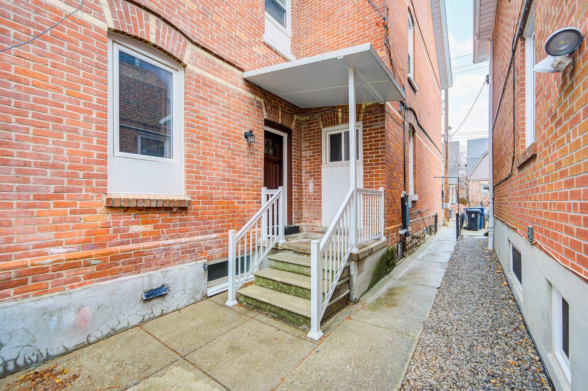 Toronto C02, ON M6G 2V2,756 Eculid AVE #Main FL