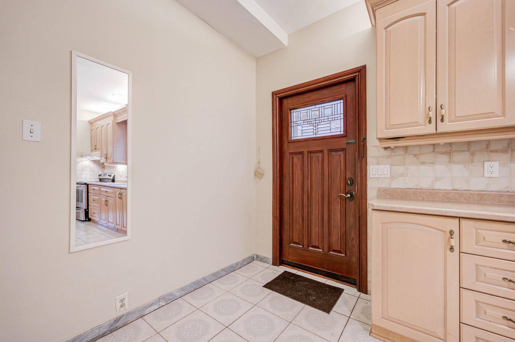 Toronto C02, ON M6G 2V2,756 Eculid AVE #Main FL