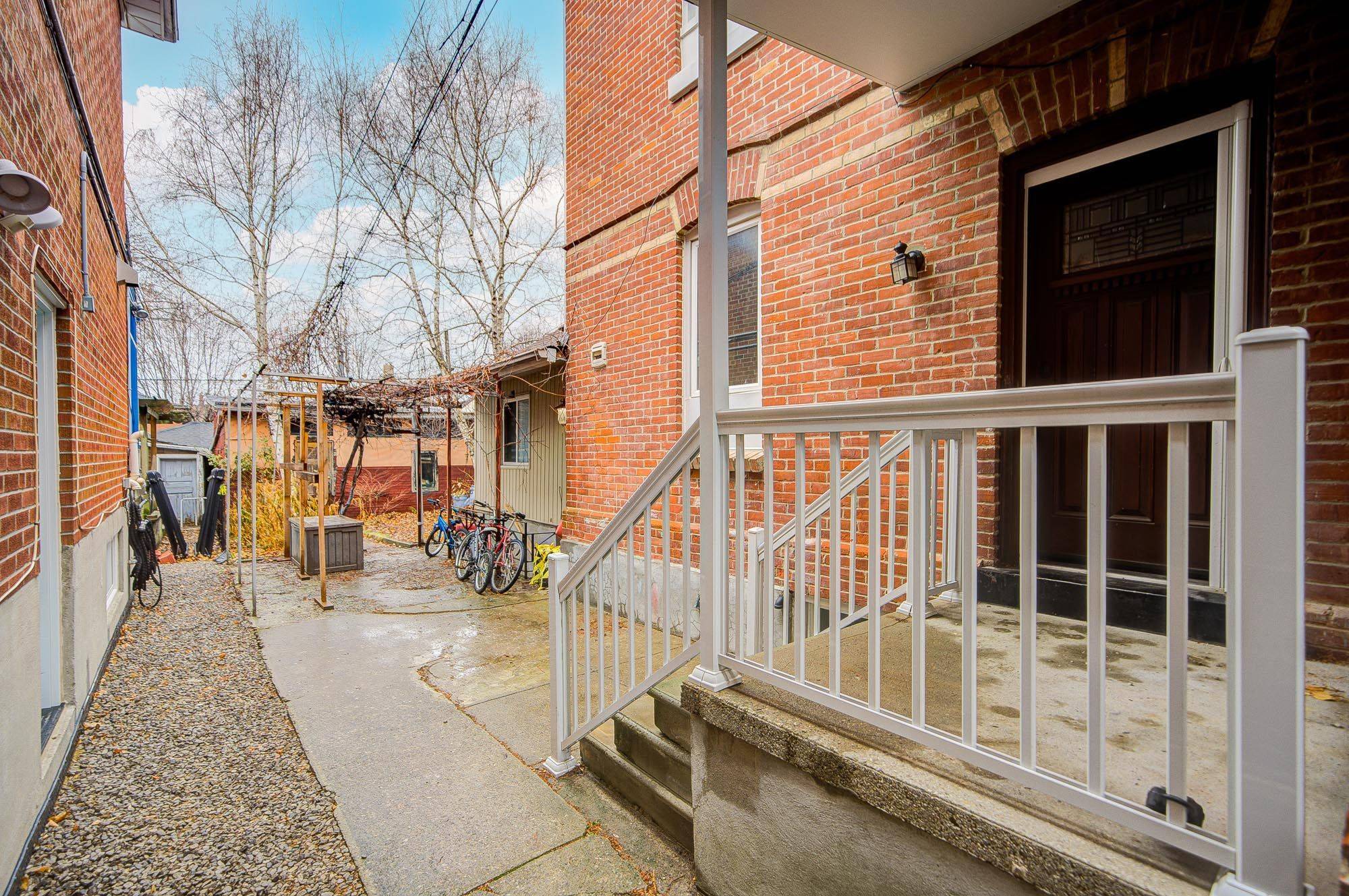 Toronto C02, ON M6G 2V2,756 Eculid AVE #Main FL